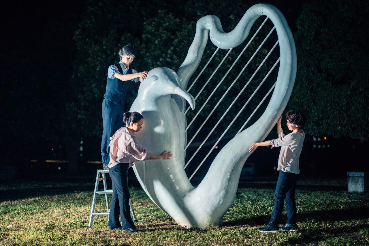 Massage Masters (Seagull Harp) | Christian Jankowski | 2017 | Performance